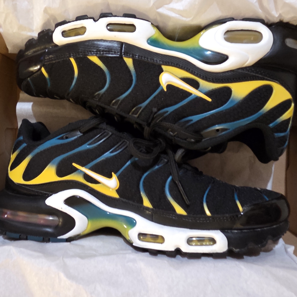 Nike Air Max Plus 
Black/ White - University Gold